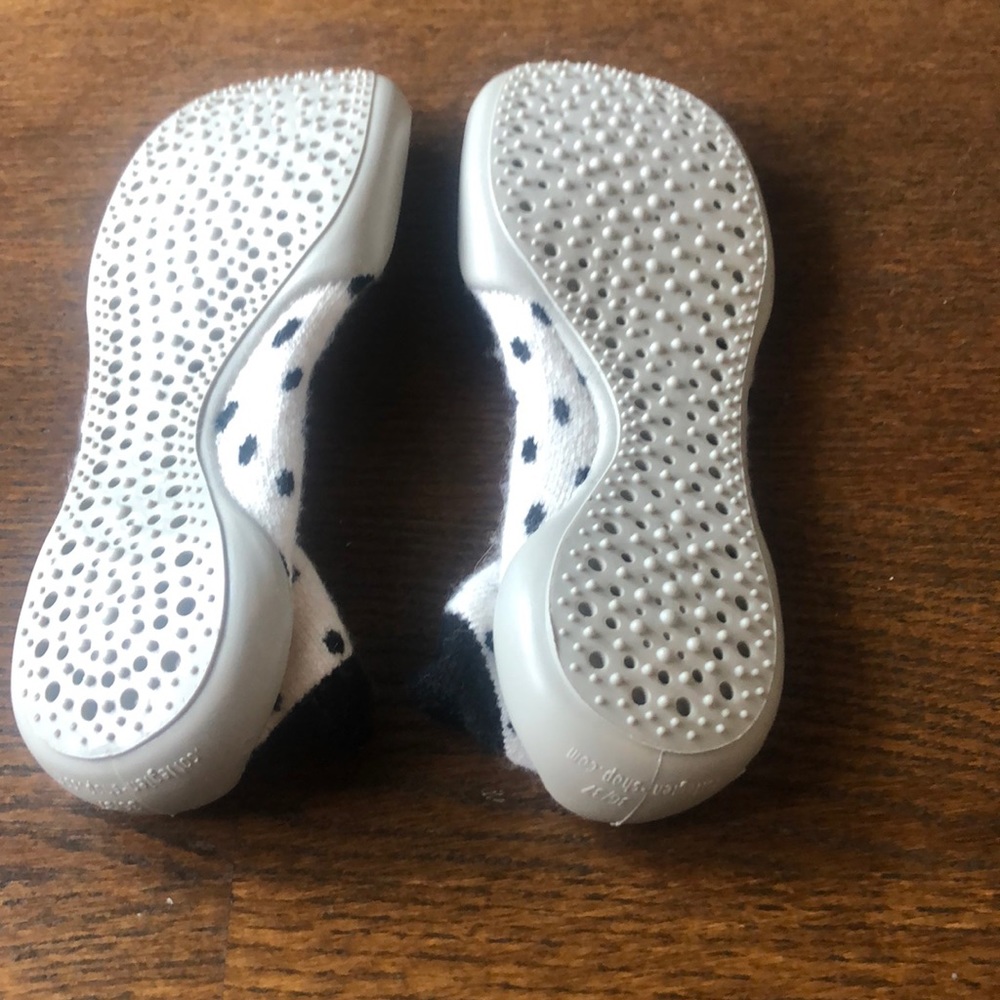 Slippers - Picture 2 of 4